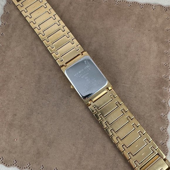 Vintage Gruen Man's 6 Diamond Tank Quartz Watch with Date at 6 - Picture 7 of 9